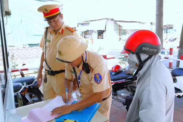 Vượt đèn đỏ đường sắt: Có bị phạt đến 20 triệu đồng như trên đường bộ?