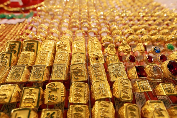 Đi máy bay có được mang vàng không?