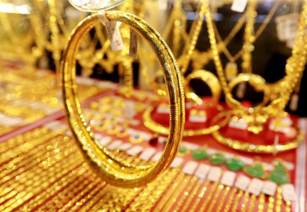 Đi máy bay có được mang vàng không?