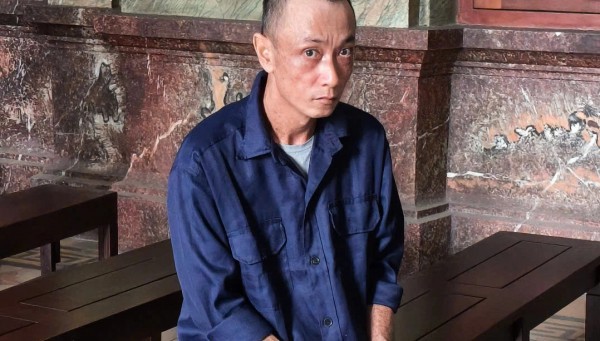 Bị rào lại lối đi nhờ, lái ô tô tông thẳng vào người hàng xóm Bị rào lại lối đi nhờ, lái ô tô tông thẳng vào người hàng xóm