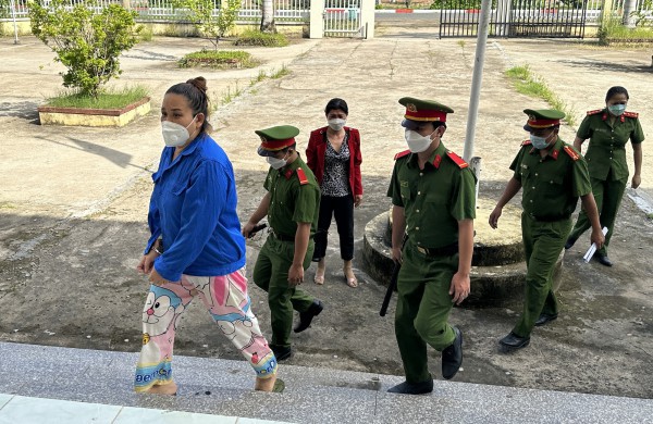 Con gái người tố cáo cán bộ Viện KSND ‘vòi tiền’ bị tuyên 6 tháng tù Con gái người tố cáo cán bộ Viện KSND ‘vòi tiền’ bị tuyên 6 tháng tù