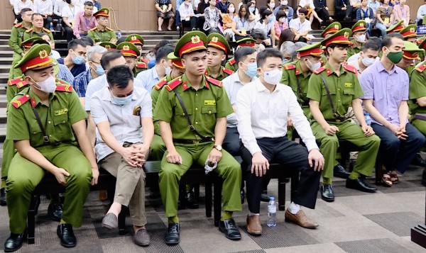 ”Cựu Thứ trưởng Bộ Ngoại giao bảo không được đưa tiền nữa, nhưng đưa thì vẫn nhận”