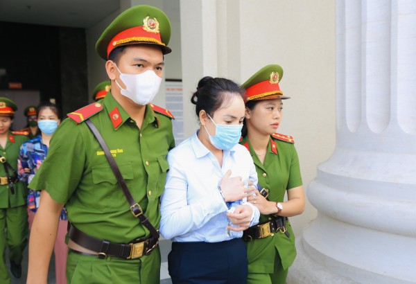 ”Cựu Thứ trưởng Bộ Ngoại giao bảo không được đưa tiền nữa, nhưng đưa thì vẫn nhận”