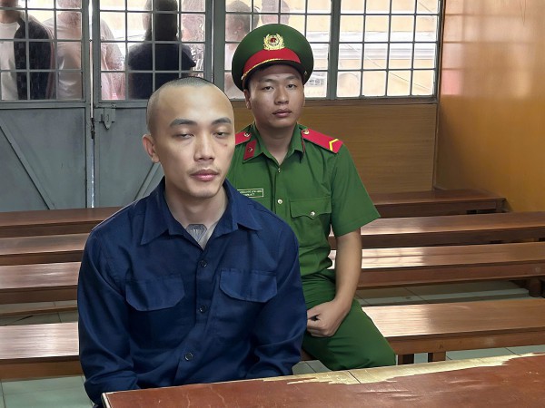 Hỗn chiến trước phòng cấp cứu bệnh viện, lãnh 3 năm tù Hỗn chiến trước phòng cấp cứu bệnh viện, lãnh 3 năm tù
