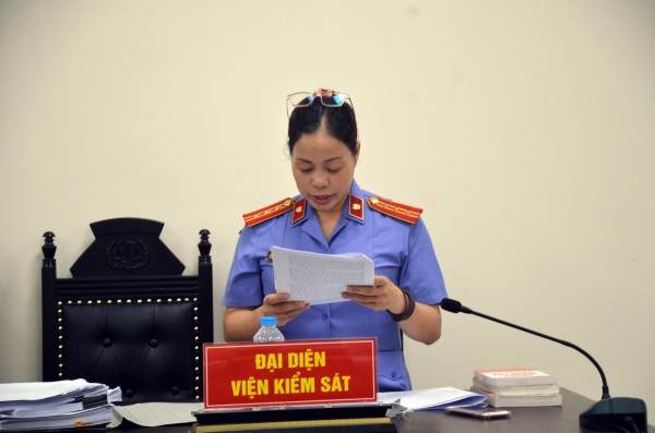 Kiểm sát viên khóc khi đọc cáo trạng vụ cháy quán karaoke khiến 3 cảnh sát hy sinh