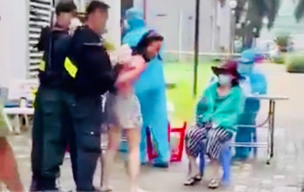 Người bị cưỡng chế đi xét nghiệm Covid-19 xin hoãn phiên xét xử vụ kiện hành chính Người bị cưỡng chế đi xét nghiệm Covid-19 xin hoãn phiên xét xử vụ kiện hành chính