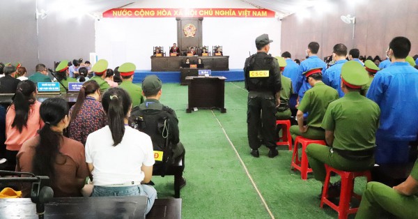 Xét xử 100 bị cáo vụ án khủng bố tại Đắk Lắk: Tuyên phạt 10 bị cáo tù chung thân Xét xử 100 bị cáo vụ án khủng bố tại Đắk Lắk: Tuyên phạt 10 bị cáo tù chung thân
