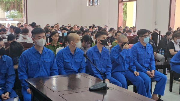 Xét xử đường dây lừa đảo ‘lùa’ khách đi xem đất: Khách bị bán thông tin ra sao? Xét xử đường dây lừa đảo ‘lùa’ khách đi xem đất: Khách bị bán thông tin ra sao?