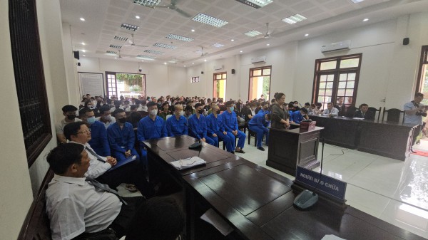 Xét xử đường dây lừa đảo ‘lùa’ khách đi xem đất: Khách bị bán thông tin ra sao? Xét xử đường dây lừa đảo ‘lùa’ khách đi xem đất: Khách bị bán thông tin ra sao?