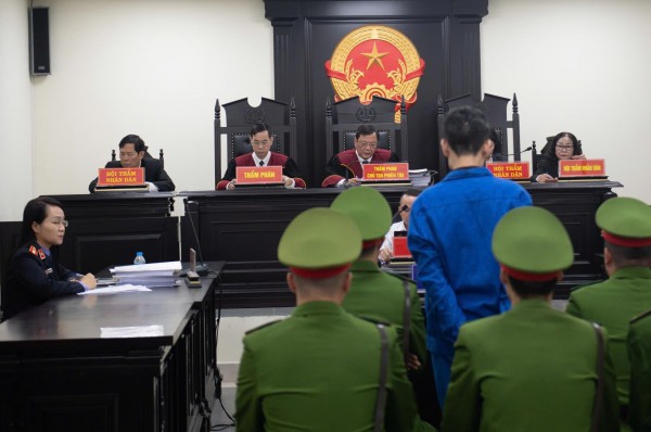 Xét xử vụ tẩm xăng đốt quán 11 người chết: Bị cáo chỉ nói 