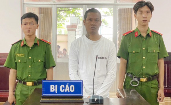”Yêu” bé gái 12 tuổi, lãnh án tù về tội hiếp dâm ”Yêu” bé gái 12 tuổi, lãnh án tù về tội hiếp dâm