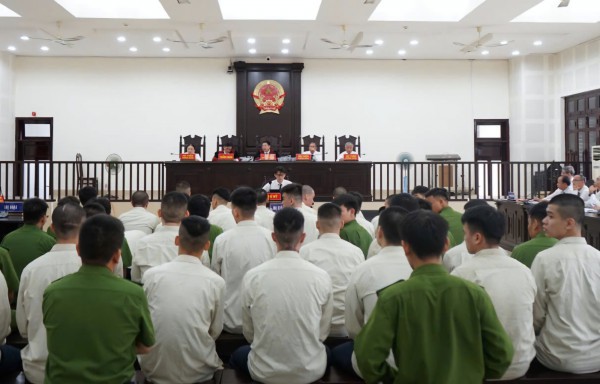 Đà Nẵng: 26 bị cáo lĩnh án sau vụ hỗn chiến bằng bom xăng, đao kiếm