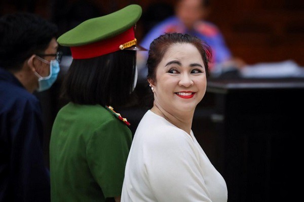 Nguyễn Phương Hằng không kháng cáo nhưng vẫn được giảm 3 tháng tù Nguyễn Phương Hằng không kháng cáo nhưng vẫn được giảm 3 tháng tù