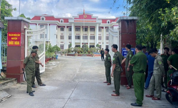 Ông Lê Tùng Vân ở Tịnh thất Bồng Lai lãnh 3 năm tù vì loạn luân Ông Lê Tùng Vân ở Tịnh thất Bồng Lai lãnh 3 năm tù vì loạn luân