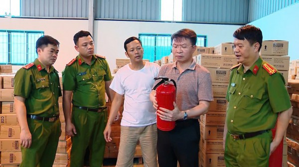 2 anh em ruột bị bắt giam vì sản xuất hơn 2 triệu bình chữa cháy giả