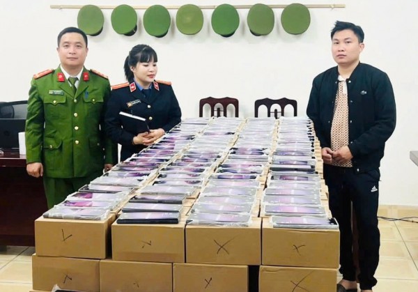 Bắt 3 người bán hơn 1.000 điện thoại Samsung giả