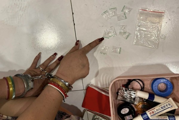 Bắt 3 người trong một gia đình bán ma túy ở khu Mả Lạng