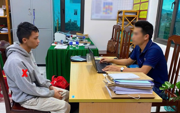 Bắt bị can dùng tài khoản ảo ép học sinh Bắt bị can dùng tài khoản ảo ép học sinh