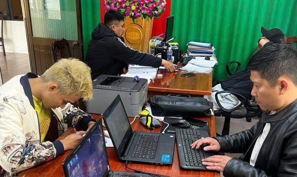 Bắt giam 2 bị can lừa đảo chiếm đoạt tiền của Việt kiều Bắt giam 2 bị can lừa đảo chiếm đoạt tiền của Việt kiều