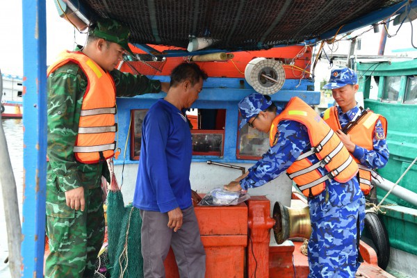 Bắt giữ 2 tàu cá vận chuyển trái phép thiết bị giám sát hành trình