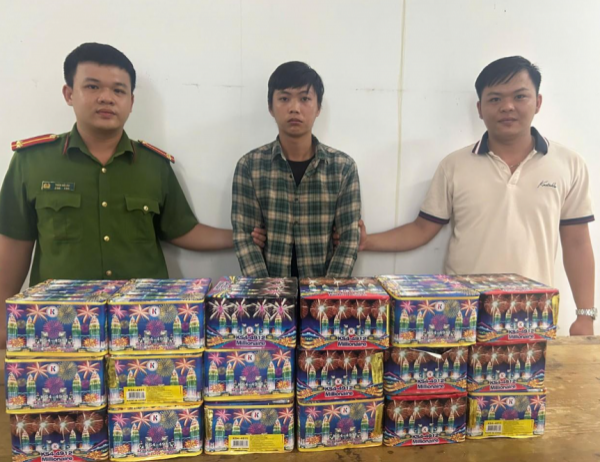 Bắt giữ 2 vụ mua bán pháo nổ trái phép tại xã Xuân Thới Sơn, TP.HCM