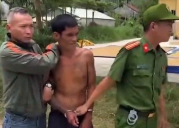 Bắt giữ người đàn ông cầm dao đuổi chém công an và người đi đường Bắt giữ người đàn ông cầm dao đuổi chém công an và người đi đường