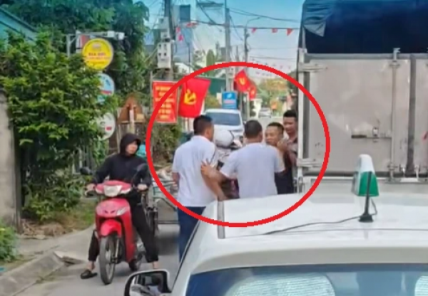 Bắt khẩn cấp nhóm người đánh tài xế xe tải vì mâu thuẫn giao thông