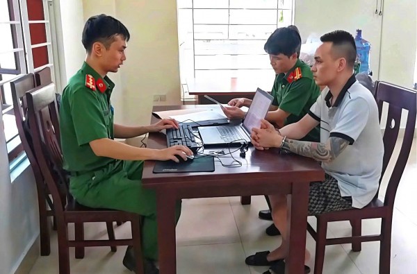 Bắt nghi phạm cầm đầu băng nhóm giả danh công an, kiểm sát viên để lừa đảo Bắt nghi phạm cầm đầu băng nhóm giả danh công an, kiểm sát viên để lừa đảo