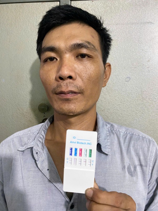 Bắt nghi phạm livestream đánh phụ nữ ôm con nhỏ ở phường Thủ Dầu Một Bắt nghi phạm livestream đánh phụ nữ ôm con nhỏ ở phường Thủ Dầu Một