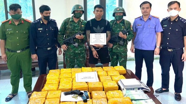 Bắt nghi phạm thủ súng vận chuyển số lượng ma túy cực lớn Bắt nghi phạm thủ súng vận chuyển số lượng ma túy cực lớn