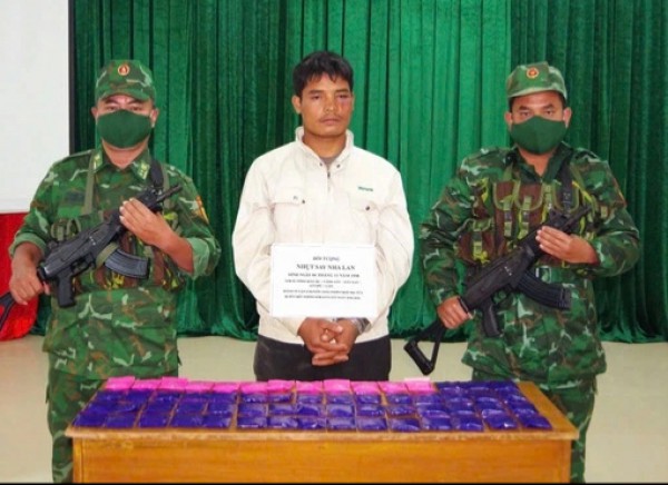 Bắt người đàn ông quốc tịch Lào vận chuyển hơn 12.000 viên nén nghi ma túy