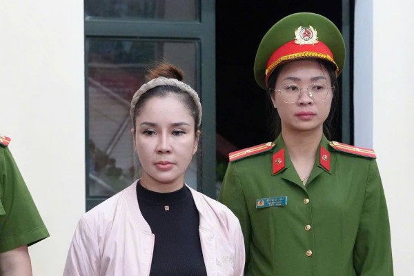 Bắt nữ hiệu trưởng lập khống chứng từ dạy thêm trong 4 năm Bắt nữ hiệu trưởng lập khống chứng từ dạy thêm trong 4 năm