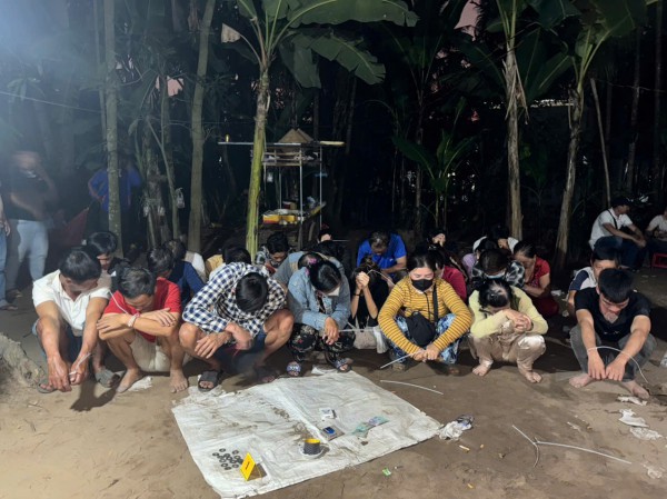 Bắt quả tang 28 người đánh bạc ở khu đất trống, do 