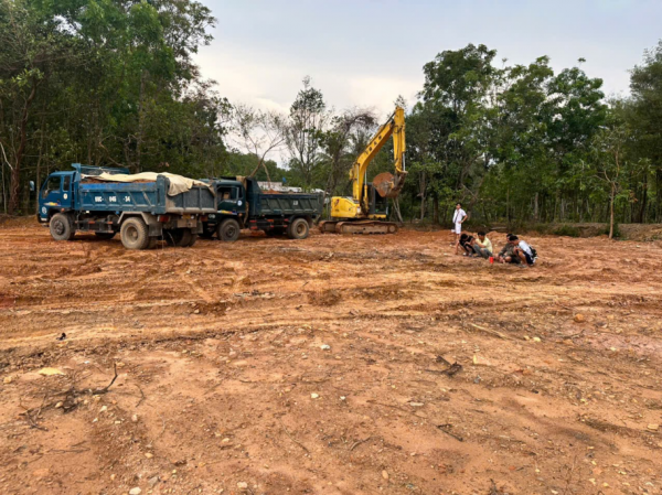 Bắt quả tang nhóm người khai thác khoáng sản trái phép quy mô lớn ở Phú Quốc Bắt quả tang nhóm người khai thác khoáng sản trái phép quy mô lớn ở Phú Quốc
