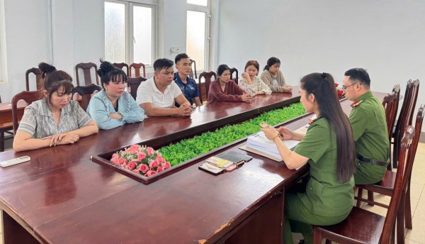 Bắt tạm giam 8 bị can mua bán người Bắt tạm giam 8 bị can mua bán người