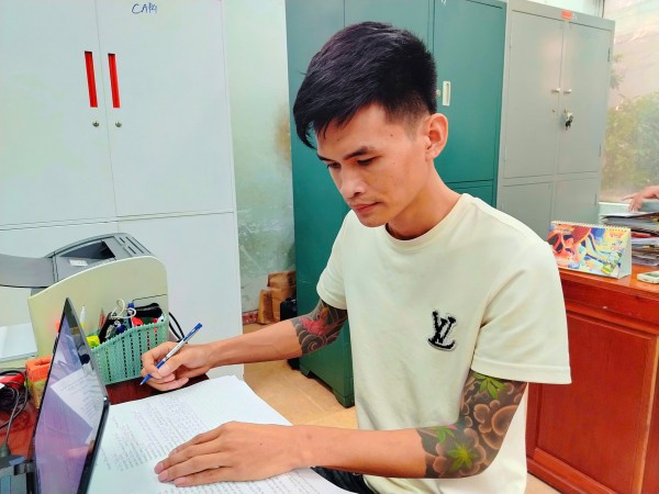 Bắt tạm giam nghi phạm đánh phụ nữ mang thai trong tiệm tạp hóa ở Đắk Lắk