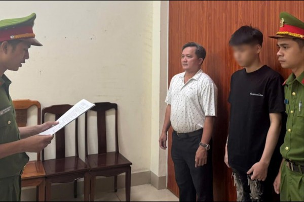 Bắt tạm giam thiếu niên ‘thông chốt’ tông vào rào chắn, chống người thi hành công vụ