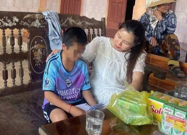Bé trai nghi bị mẹ kế và bố đẻ đánh phải nhập viện điều trị