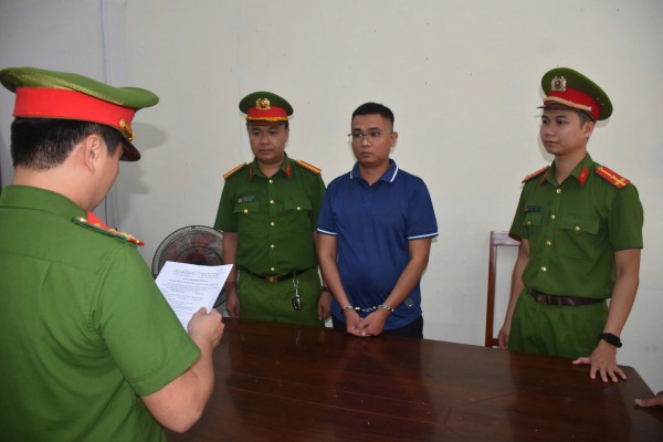 Bị bắt vì lừa đảo hơn 15 tỉ đồng bằng chiêu Bị bắt vì lừa đảo hơn 15 tỉ đồng bằng chiêu