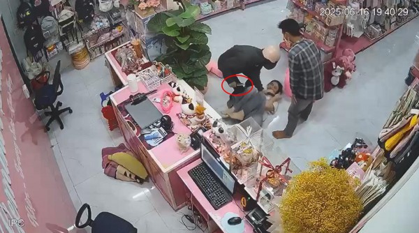 Bình Phước: Bắt giữ 2 nghi phạm cướp tài sản ở cửa hàng quà tặng Bình Phước: Bắt giữ 2 nghi phạm cướp tài sản ở cửa hàng quà tặng