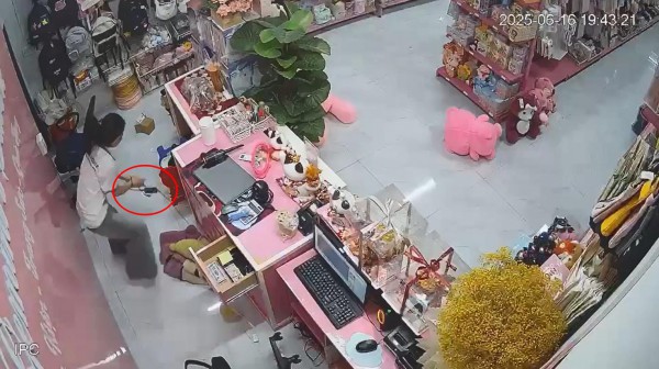 Bình Phước: Bắt giữ 2 nghi phạm cướp tài sản ở cửa hàng quà tặng Bình Phước: Bắt giữ 2 nghi phạm cướp tài sản ở cửa hàng quà tặng