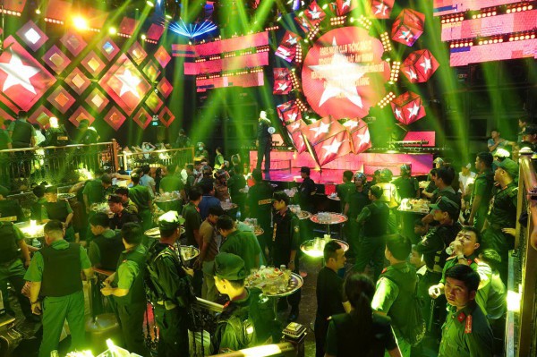 Bình Thuận: 200 cảnh sát đột kích quán bar Paris Night, tạm giữ 42 người Bình Thuận: 200 cảnh sát đột kích quán bar Paris Night, tạm giữ 42 người