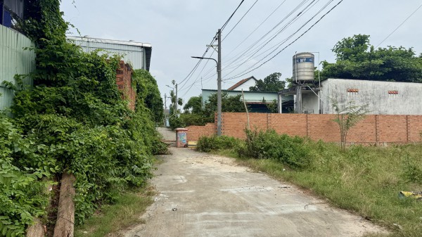 Bức xúc vì đất bị xẻ đôi, chủ đất ở TP.HCM thành bị đơn