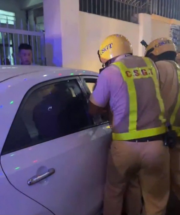 CSGT TP.HCM truy bắt thanh niên đánh tài xế, cướp xe taxi công nghệ