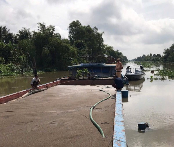 CSGT phát hiện 2 vụ vận chuyển cát trái phép ở Đồng Tháp CSGT phát hiện 2 vụ vận chuyển cát trái phép ở Đồng Tháp