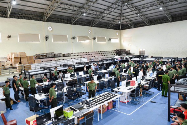 Cận cảnh 