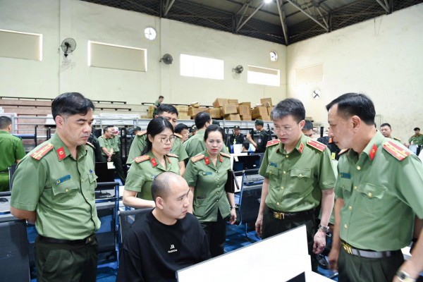 Cận cảnh 