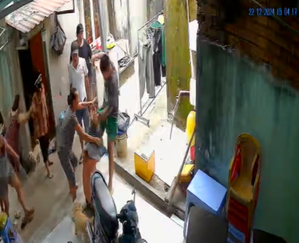 Cầu cứu vì bị nhóm người đánh gãy sống mũi ngay trước nhà