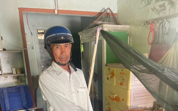 Chặn đầu xe, đạp ngã cụ ông bán vé số để cướp tài sản
