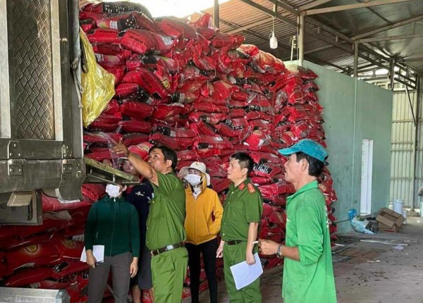 Công an Bình Thuận khám xét một công ty nghi sản xuất phân bón giả